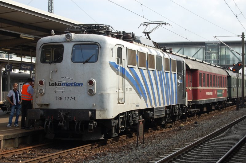 Gern zu Sonderfahrten herangezogen werden die farbenfrohen Loks der BR 139 von Lokomotion. So auch 139 177-0, welche am 19. September 2009 mit einem Sonderzug aus Richtung Heilbronn zu den Mrkin-Tagen anreiste.