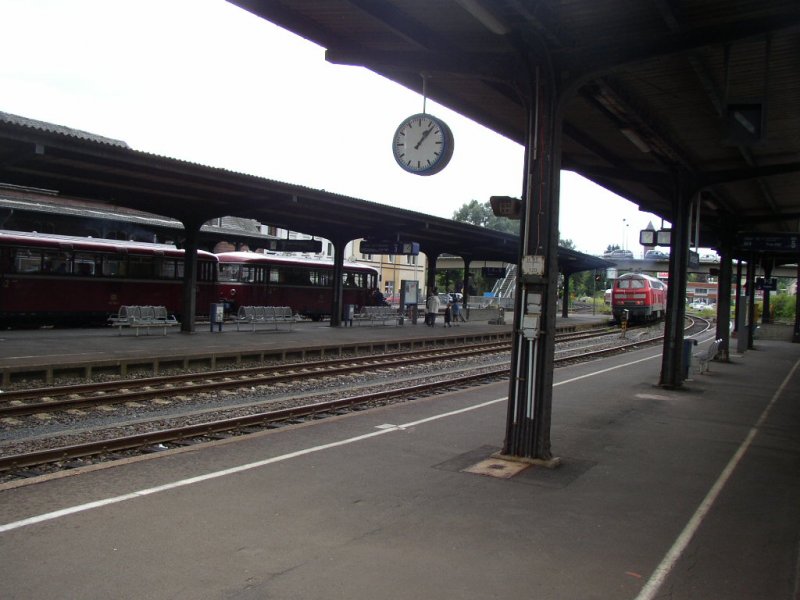 Gerolstein. Hier ist einer der noch brig gebliebenen Schienenbusse links zu sehen und rechts ein Ausfahrender RE12 nach Trier zu sehen (er wird von einer 218er gezogen). 25.07.07 