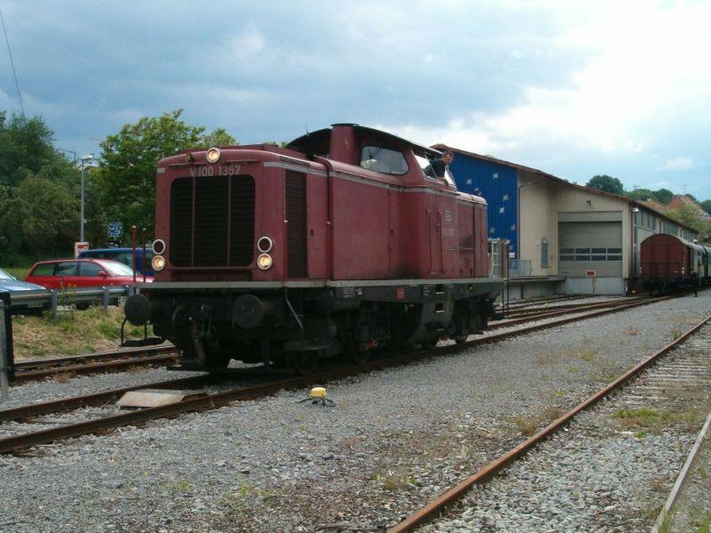GES V 100 1357 im Bahnhof Weissach. Juni 2005
