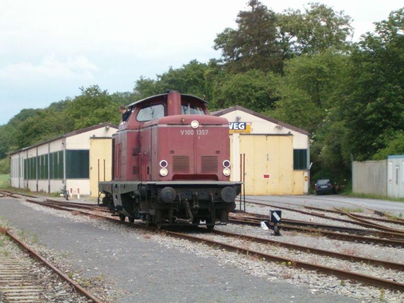 GES V 100 1357 im Bahnhof Weissach. Juni 2005