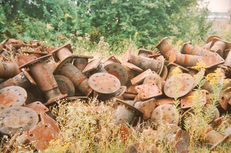 Gesammelte Werke: Stillleben jeder Menge Puffer auf einem Haufen. Gesehen in Datteln bei der Firma Verkehrstechnik Datteln GmbH am 26.08.2002.