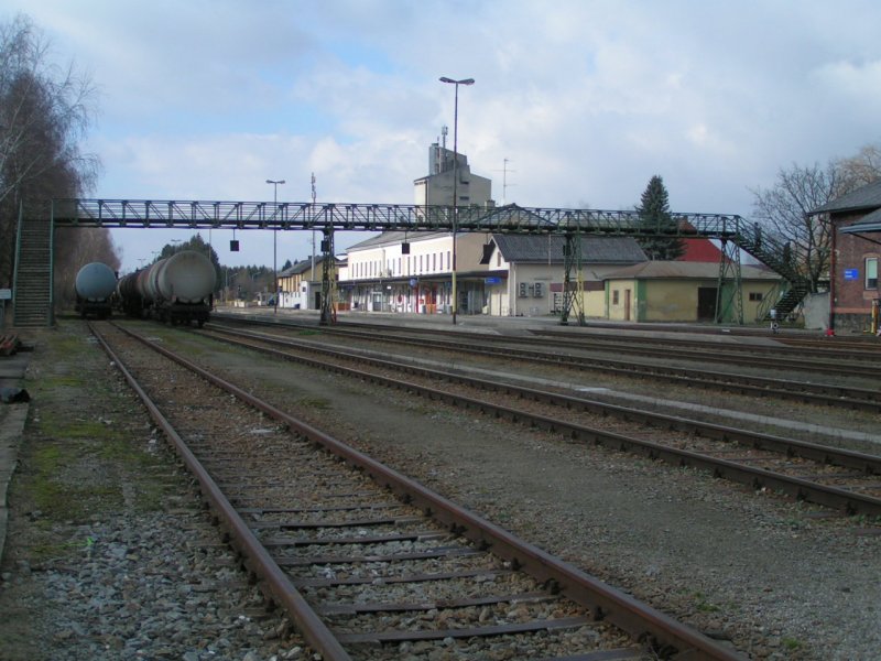 Gesamtansicht des 1906 errichteten Bahnsteges am Bhf. RIED i.I. ; 2007-02-10