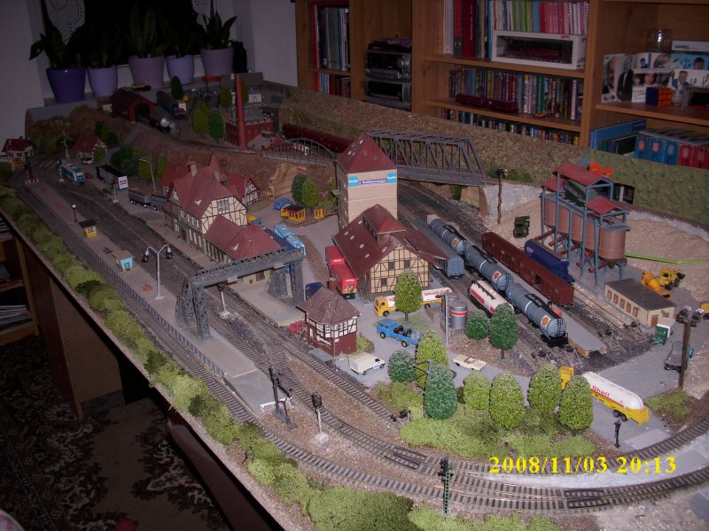 Gesamtansicht meiner HO-Anlage.Kleine Info:Thema:eingleisige Hauptbahn mit abzweigender Nebenbahn und eine eingleisige Anschlubahn in ein Industriegebiet,Anlagengre: 2,70 m x 1,25 m,Gleismaterial:FLEISCHMANN-PROFI-GLEIS,Weichen:13 und eine Kreuzungsweiche,Signale: noch 7 Lichtsignale,Epoche:IV und V,kein Vorbild.