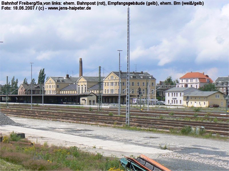 Gesamtberblick Bahnhofsgebude des Bahnhofs Freiberg/Sa. Das rote Gebude links ist das ehemalige (Bahn-)Postamt 4. Der dreiteilige Komplex ist das Empfangsgebude und am rechten Rand ist die ehemalige Bahnmeisterei. Bis Anfang der 1970-ziger Jahre fhrte dort von Gleis 1 aus noch ein Gleisstummel hin. Foto: 18.06.2007