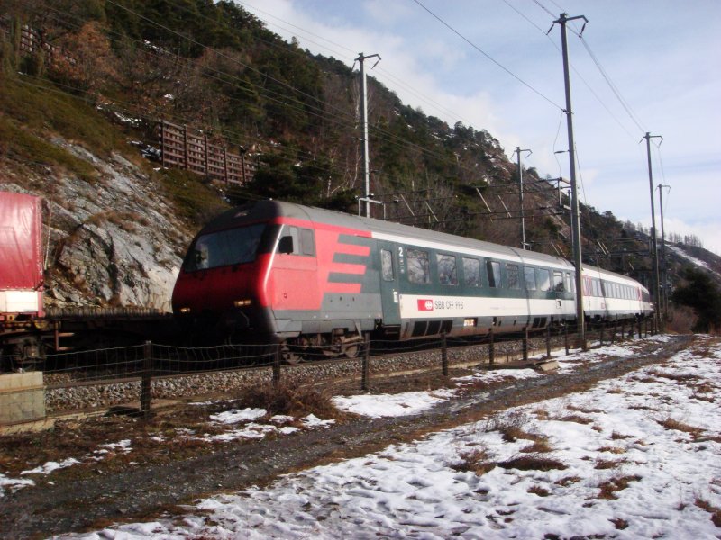 Geschichte: IC Brig-Romanshorn kreuzt einen Gterzug bei Hohtenn am 6.12.2007.  
