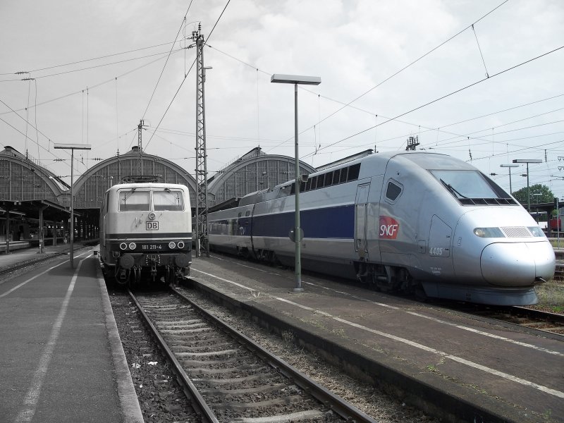 Geschichte sind mittlerweile die 181-bespannten ECs (in den meisten Fllen) von und nach Paris EST. Gelangweilt (?) steht 181 211  Lorraine  am 30.08.07 im Karlsruher HBF und muss dem TGV, der sich mit 5 Minuten Versptung auf den Weg nach Paris macht, Vorrang gewhren.