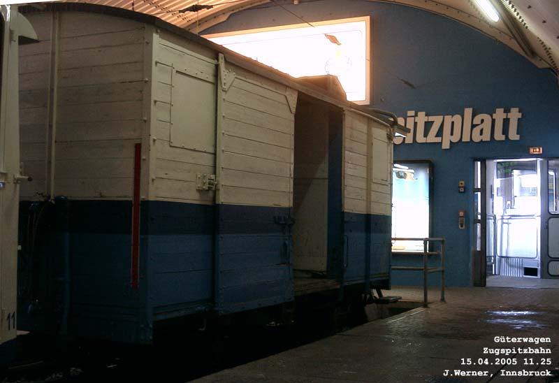 geschlossener Gterwagen der Zugspitzbahn, ltere Bauart, der fr Getrnketransporte verwendet wird, wiederum in der Bergstation Zugspitzplatt. 15. April 2005