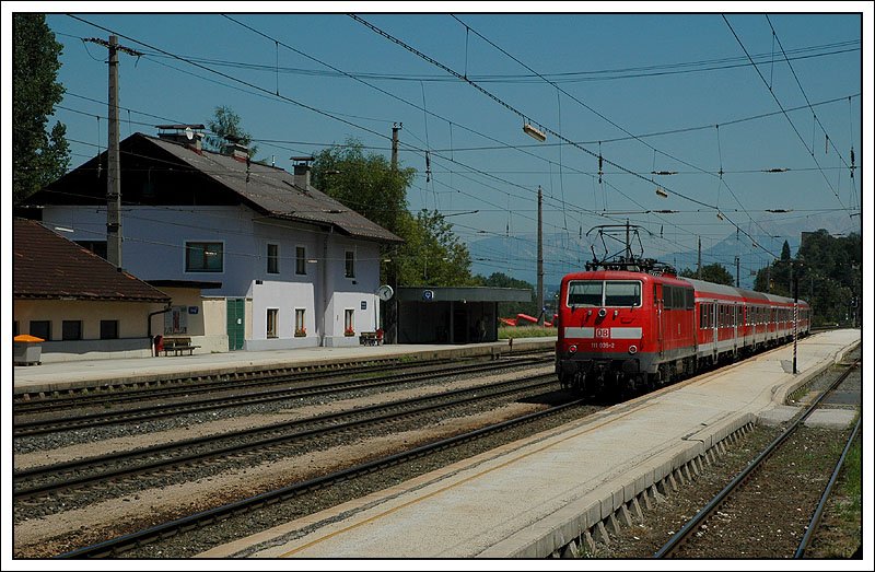 Geschoben wurde R 5116 von Innsbruck nach Rosenheim am 16.7.2007 von 111 035. Hier zu sehen beim Halt in Brixlegg in Tirol.