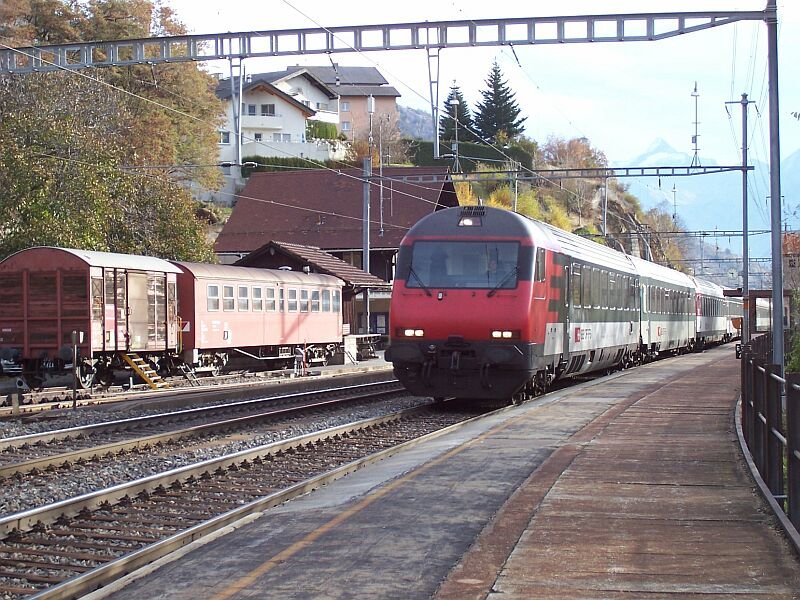 Geschobener IC mit Re 460 080-5 fhrt am 11.11.2006 durch den Bahnhof Ausserberg in Richtung Goppenstein.