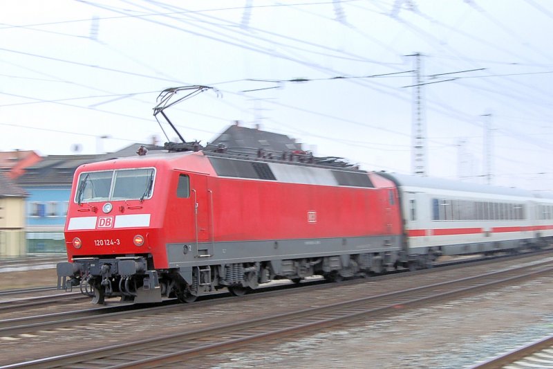 Geschwindigkeit ist alles
IC 73931 als Sandwich im Bhf Lichtenfels einfahrend.
Schlusslok ist die 120_124 zuglok 120_133