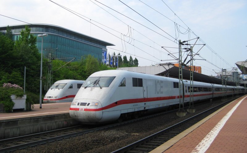 Geschwistertreffen in Kassel-Wilhelmshhe. Vorne steht der ICE 789 Hamburg-Altona - Mnchen Hbf und hinten der ICE 77 Hamburg-Altona - Zrich HB.