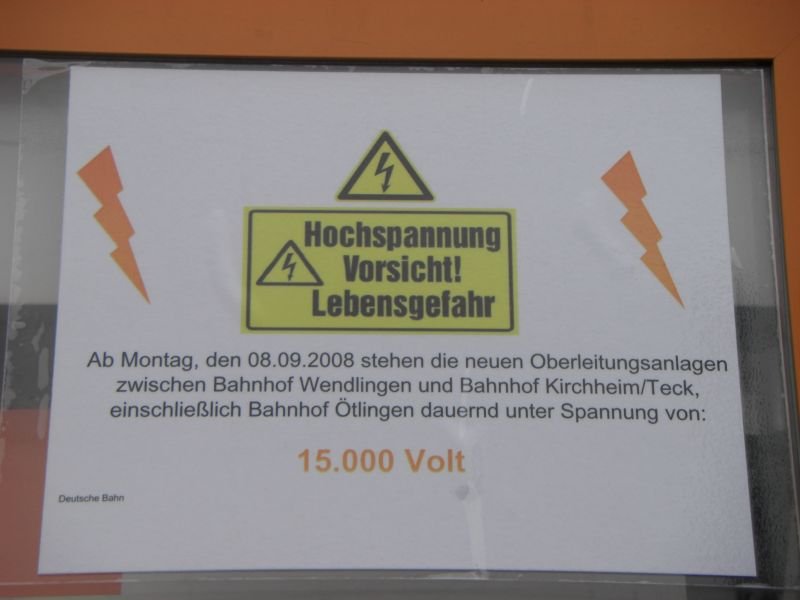 Gesehen am Wendlinger Bahnhof / Hochspannung an einer Strecke die noch nicht fr den S-Bahnverkehr freigegeben ist. Grund fr Kurioses (In Wendlingen ist von der Abzweigung KBS760 / KBS761 bis zur Oberleitung die am Alten Kirchheimer Bahnsteig beginnt, sind es ca.350m. In Kirchheim endet die Oberleitung ca. 300m vor den Bahnsteigen 1+2 mitten im alten Gterbahnhof der zurzeit fr die S-Bahn als Abstellgleis umgebaut wird.)