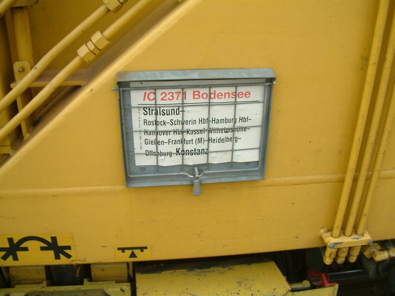 Gesehen an einem Bauzug (verm. Gleisstopfmaschine) am 26.7. in Karlsruhe Hbf