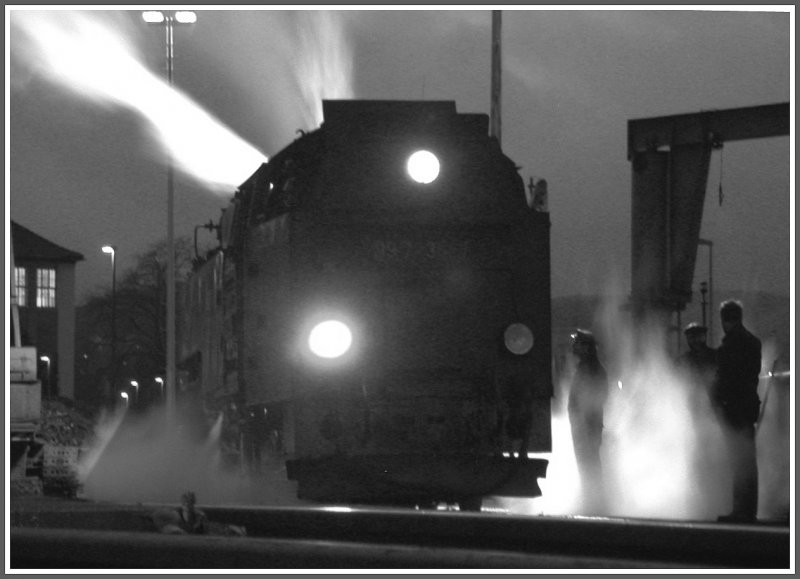 Gespenstische Szenerie am fr�hen Abend am Bekohlungsbunker in Wernigerode. (13.12.2006)
