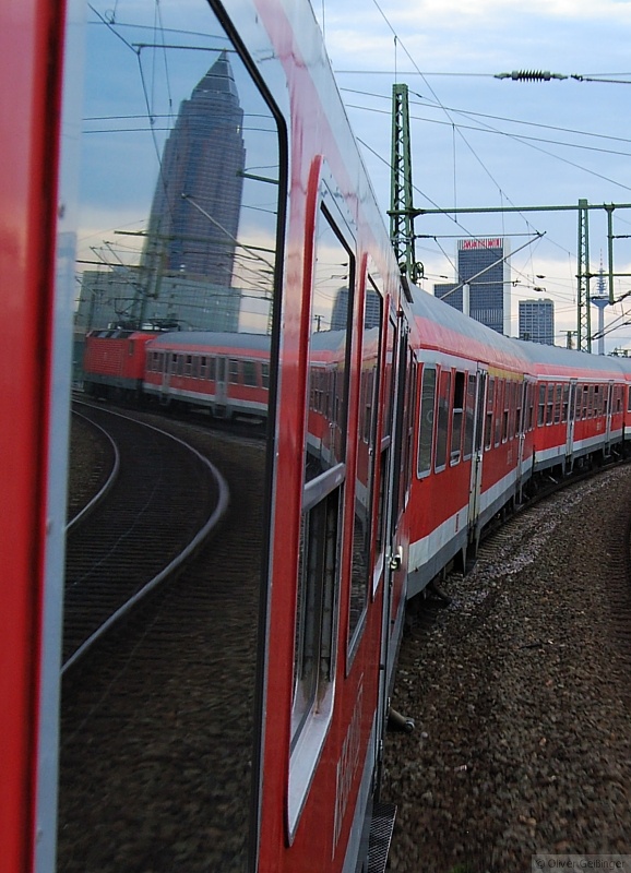 Gespiegeltes Frankfurt. Blick aus RB 15831 Richtung Zugschluss mit 143 561-9. (13. Juli 2009)