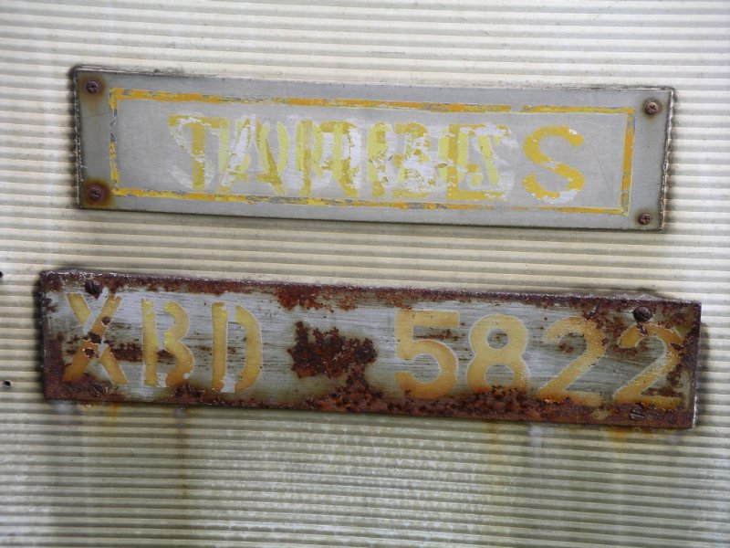 Gestatten, mein Name ist X 5822, XBD 5822.

Lange Jahre Triebwagenagent ihrer Hoheit ber die meisten franzsische Schienen, der SNCF. Heute im Ruhestand und wie zu sehen, zuletzt in Tarbes stationiert.

Genau heie ich XBD 5822 (X=Dieseltriebwagen, B=2.Klasse, D=Gepck-/Dienstabteil, 5822=22. Triebwagen aus der Reihe X5800).

Die Klassenbezeichnungen wird aber in der Triebwagenbezeichnung nicht angegeben und so heie ich denn normalerweise  X 5822.
21.09.2004
Sabres