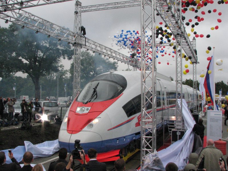 Gestern 23.09.2008 auf dem Messegel�nde Berlin wurden feierlich der ICE  Sapsan  an den russischen Verkehrsminister �bergeben. Dieser Zug soll Moskau und St. Petersburg mit Tempo 250 km/h verbinden.