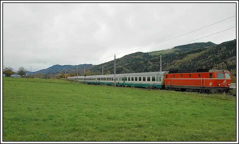 Gestern am 1.11.2006 waren Wetterverh�ltnisse, bei denen man normalerweise nicht fotografieren geht. Zwei sch�ne Bespannungen haben mich aber trotzdem dazu bewogen, ein paar Bilder zu machen. Den Anfang machte 1044 119 mit dem um 17 Minuten versp�teten EC 32  Allegro Stradivari  von Venezia S.Lucia nach Wien S�d aufgenommen in Niklastdorf in der Steiermark. Seit Mitte Oktober sind nur mehr 10 Maschinen im blutorangen Altlack in �sterreich im Einsatz. 1044.040
1044.088
1044.093
1044.094
1044.095
1044.097
1044.102
1044.104
1044.119
1044.120