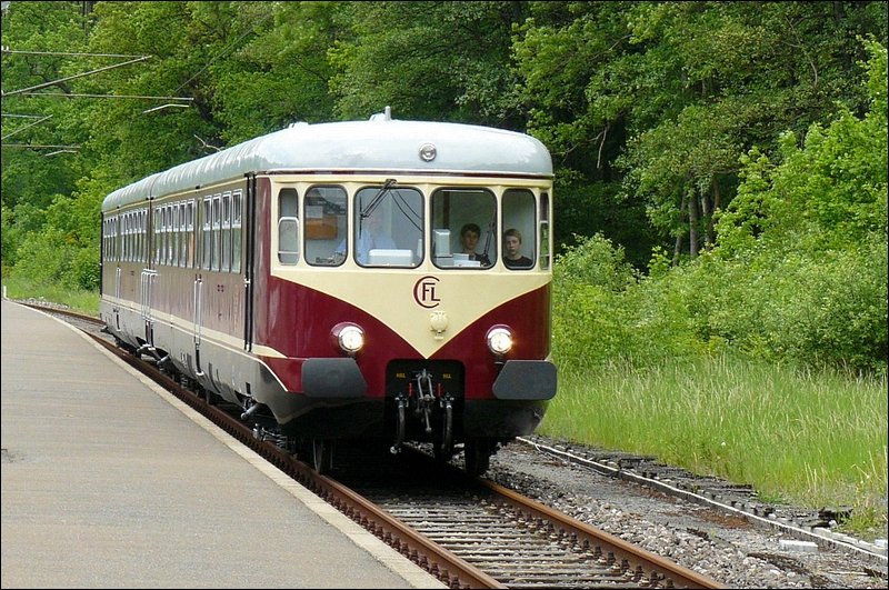 Gestern gab es etwas Abwechslung auf den Schienen Luxemburgs. Der restaurierte Triebzug Westwaggon war mit einer privaten Gesellschaft unterwegs. Hier fhrt er aus Richtung Troisvierges kommend, in den Bahnhof von Clervaux ein. 25.05.08
