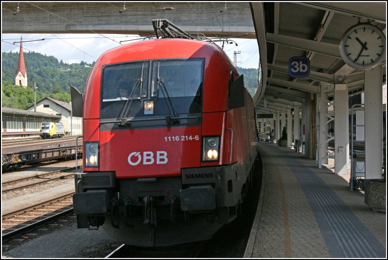 Gestern noch mit dem OEC 188  VAL/GARDENA/GRDNERTAL nach Mnchen unterwegs (ID 128619) ist sie schonwieder vor meine Linse gefahren ;-). Hier ist sie mit dem EC 85  MICHELANGELO  von Mnchen ber Firenze S.M.N. nach Roma Termini unterwegs. (30.06.07 in Kufstein) brigens das erstemal das ich eine Lokfhrerin auf einem Taurus erwischte.