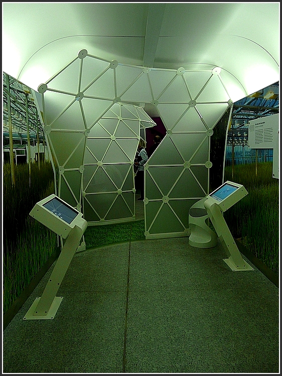 Gesund + Produktiv. Die Weltbevlkerung wchst unaufhrlich, in jeder Sekunde um drei neue Erdenbewohner. Doch wie ernhrt man die neun Milliarden Menschen des Jahres 2050? Im Wagen 08 des SciencExpress wird nach einer Lsung gesucht und die knnte nicht nur in neuartigen Anbaumethoden liegen, sondern auch im Gestalten ganz neuer Lebensmittel. 22. 06.09 (Jeanny)  