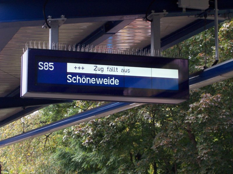 Gesund Durch Laufen htte man u.a. am 12. Oktober 2007 mit GDL abkrzen knnen. Infolge des Streiks der GDL hat auch die S-Bahn Berlin GmbH einen Notfahrplan eingerichtet. Dieser Notfahrplan sah keine Fahrten fr die Linien S45 (Hermannstrae - Flughafen Berlin-Schnefeld) und S85 (Waidmannslust - Schneweide) vor. :: Hier ein Zugzielanzeiger im S-Bf Treptower Park, der genau diesen Umstand mit  +++   Zug fllt aus  zum Ausdruck gebracht hat.