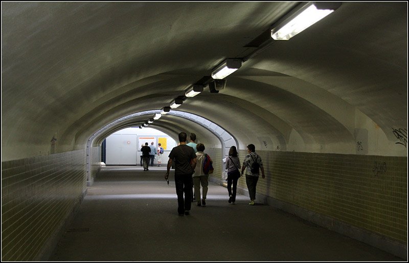 Gewölbeform - 

Bahnhof Plochingen: Eine Bahnsteigunterführung die mich an die Gänge der Pariser Metro erinnert. 

13.04.2009 (M)