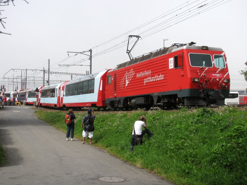 GEX mit HGe 4/4 108 bei der Ausfahrt in Andermatt am 22.08.2009