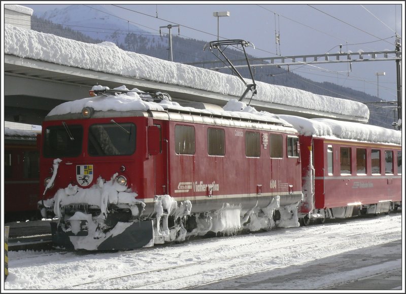 Gezeichnet vom Pendelverkehr zwischen Davos Platz und Filisur macht Ge 4/4 I 604  Calanda  eine kurze Verschnaufpause, hier in Davos Platz. (12.11.2007)