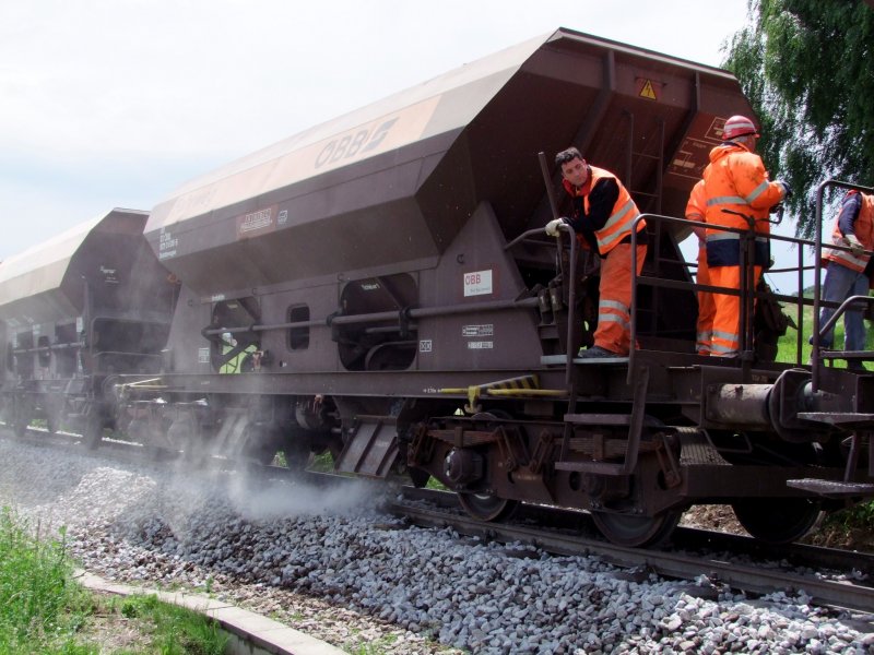 Gezielt dosiert wird der Granit aus dem Schotterwagen(80819720608-5);090611