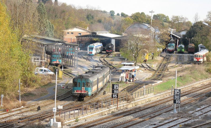 Gezoomter Blick ins Depot von Siena. Neben den hier eingesetzten Aln 668, Minueto und D 345 fand sich auch allerlei Museales auf den Geleisen.
(13.11.2007)