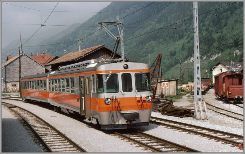 GFM Be 4/4 152 und Bt 252 in Montbovon. Das modernste Fahrzeug, das der Schmalspurmarkt damals zu bieten hatte. (Archiv 05/77)