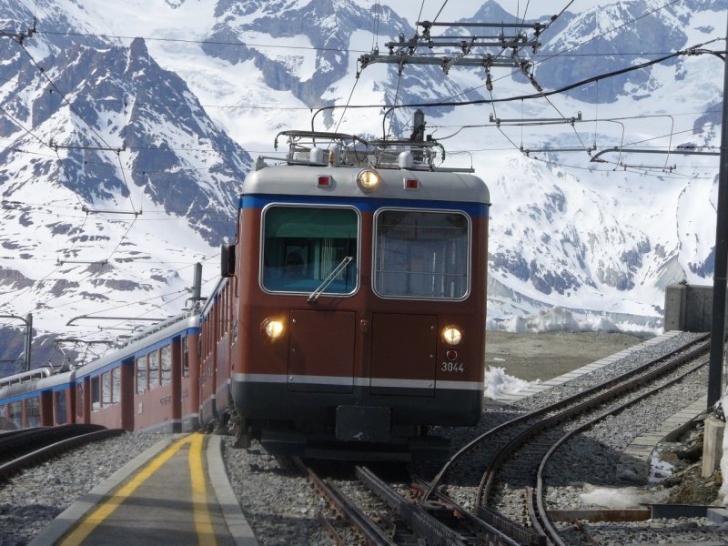 GGB - Zahnradtriebwagen Bhe 4/8 3044 bei der einfahrt in den Endbahnhof Gornergrat am 18.04.2007