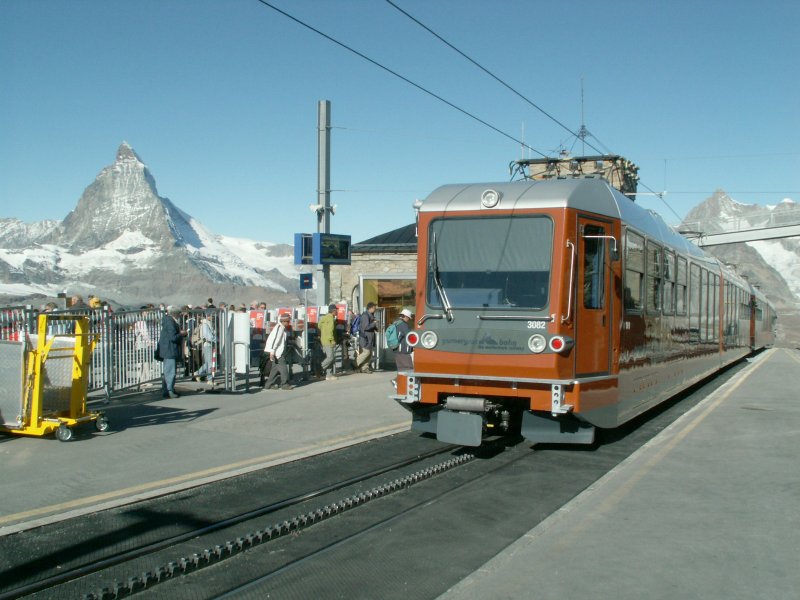 GGB Zug am 23.09.09 in der Station Gornergrat 3089m..M.Im Hintergrund das Wahrzeichen der Region Zermatt,das Matterhorn 4478m..M.