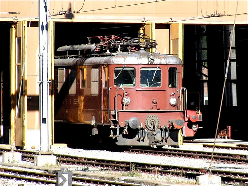  Gibt es heute vielleicht Arbeit fr mich?  scheint E-Lok Ae 8/8 in Brig zu fragen und schaut deshalb am 05.08.07 mal vorsichtig aus dem BLS Lokschuppen heraus.