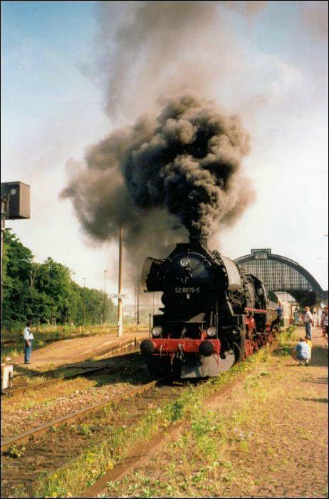 Gigantisches Spektakel. BR52 bei der Abfahrt mit dem Sonderzug  Elstertal  2002 im Geraer Hbf, gezogen wurden 4 DR-Schnell- und Nahverkehrszugwagen