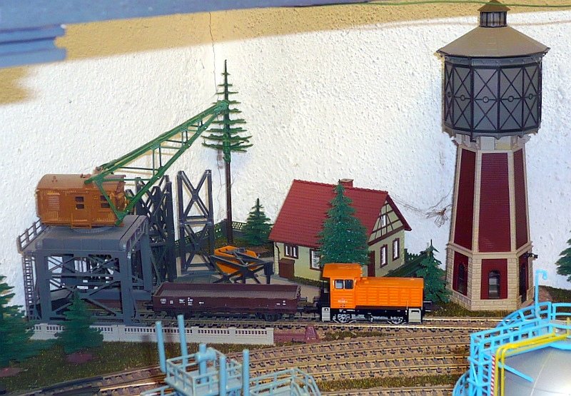 Gittermasten-Lager in der Ecke der Anlage, auch mit Anschlugleis und Wasserturm vom daneben liegenden Bahnhof.