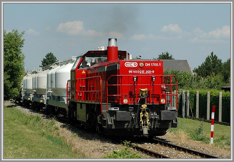 GKB 1700.1 am 24.7.2006 bei der Bedienungsfahrt mit dem LTE Zementzug in das Holcimwerk in Waldmhle bei der Durchfahrt in  Perchtoldsdorf.
