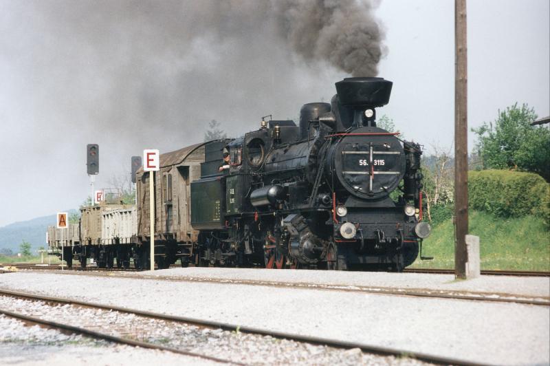 GKB 56.3115 anllich der Filmaufnahmen  Mit Volldampf durch den Westen  am 7.5.1994 bei der Einfahrt in den Bahnhof Plfing-Brunn