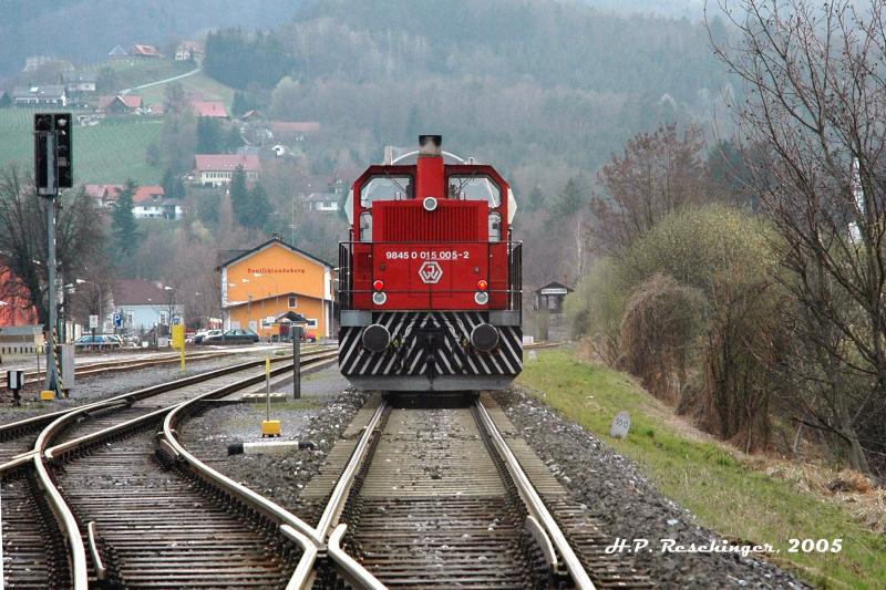GKB Regionalzug 8573 geschoben von DH 1500.2 am fhrt am 8.4.2005 in den Bahnhof Deutschlandsberg ein