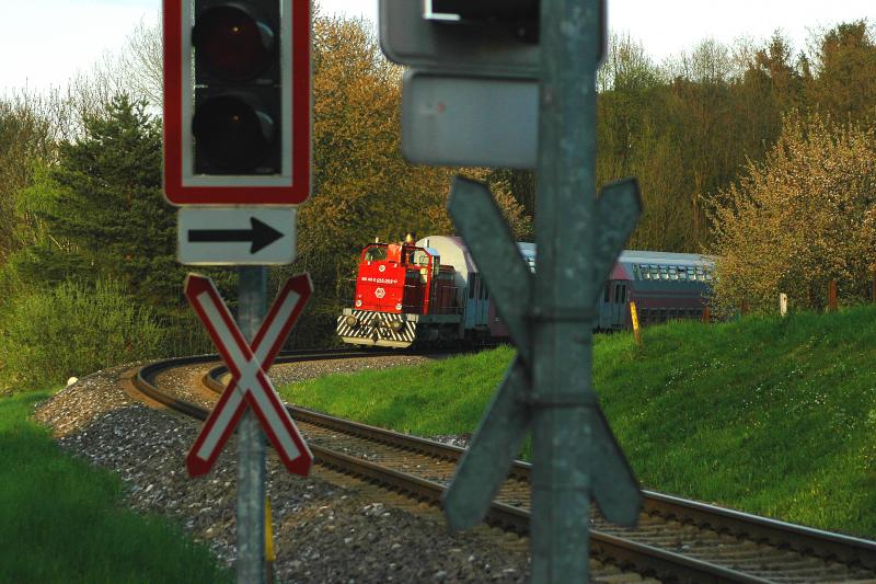 GKB Regionalzug 8575 am 27.4.2005 auf der Leibenfelder Hhe kurz nach Deutschlandsberg Richtung Endbahnhof Wies unterwegs