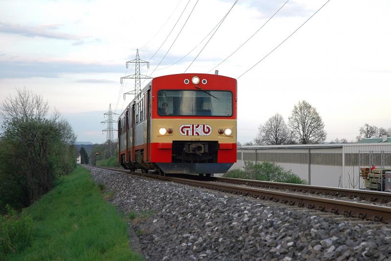 GKB Regionalzug 8593 in den Abendstunden des 27.4.2005 zwischen Frauental und Deutschlandsberg Richtung Deutschlandsberg (TFZ: VT 70.02)