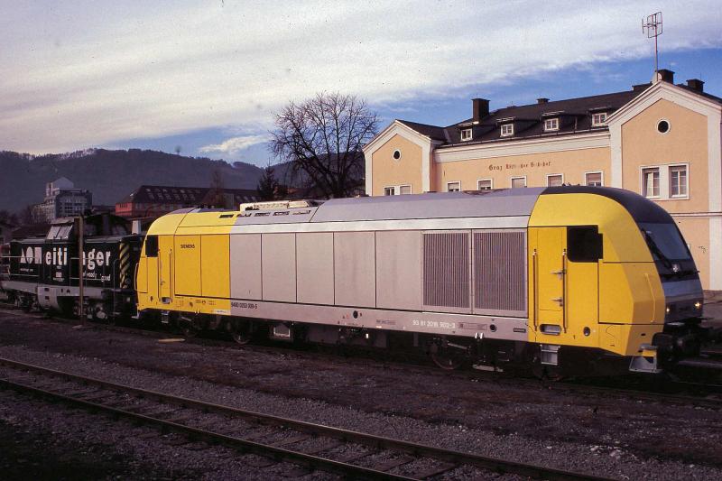 GKB - Vor dem Bahnhofsgebude der Graz-Kflacher-Bahn wird die LTE-Lok 2016 903,  startklar  gemacht. Das Foto entstand am 9.1.2005. 