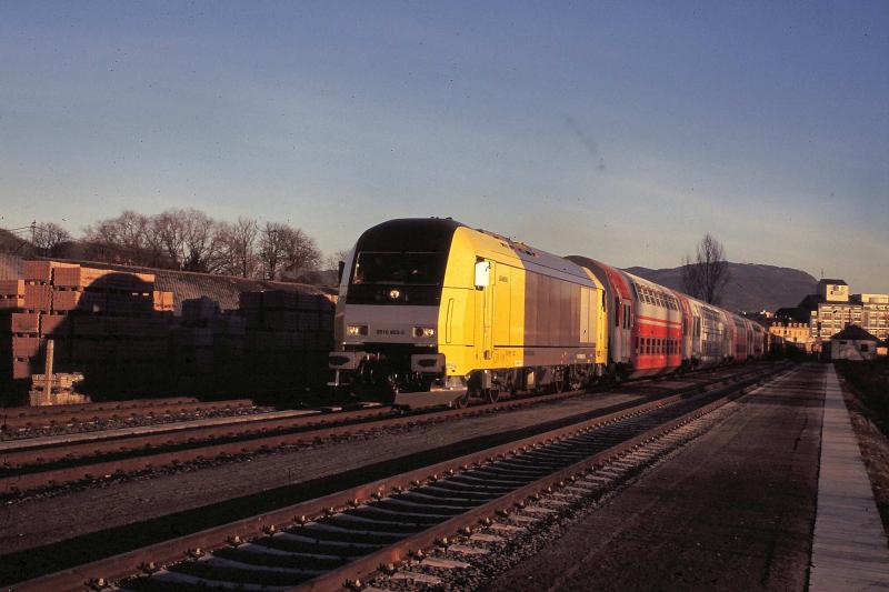 GKB - Vor einem Wendezug steht die Lok der LTE 2016 903 zur Abffahrt, Graz Kflacher Bahnhof, bereit, aufgenommen am 9.1.2005.