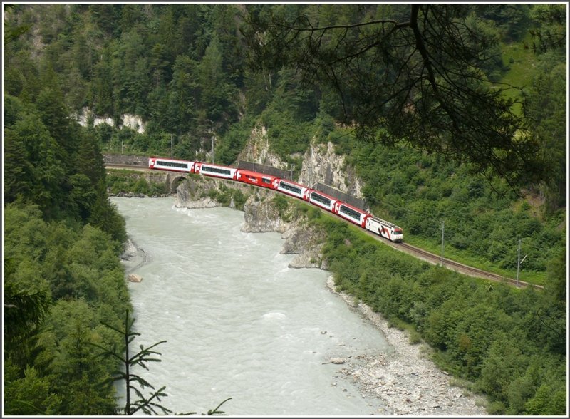 Glacier Express 904 mit Ge 4/4 III 649  Lavin  kommt von Zermatt. (11.06.2008)