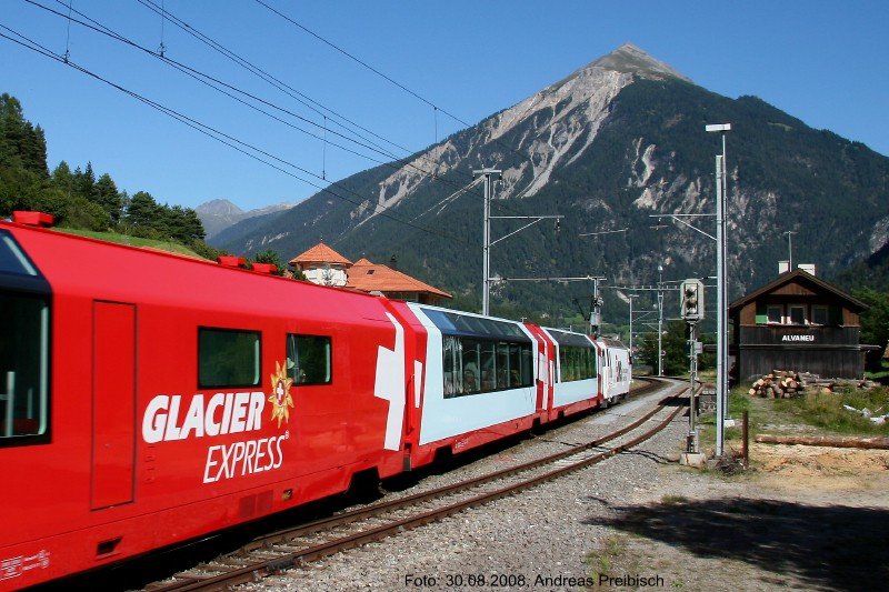 Glacier-Express 904 mit Ge 4/4 III 643  Vals  (Ems-Chemie) und hinten dranhngendem RE 1149 bei der Durchfahrt durch die Station Alvaneu am 30.08.2008. 