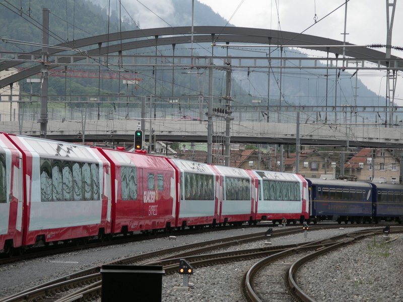 Glacier Express 905 vor dem Doppelspeisewagen und 907 dahinter verlassen gemeinsam Chur Richtung Disentis, wo sie fr die Weiterfahrt ber den Oberalppass getrennt werden. (08.07.2006)