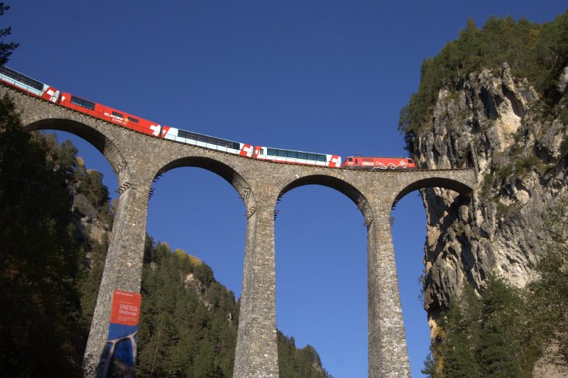 Glacier-Express 906 + 908 (Zermatt/St. Moritz) gezogen von Ge 4/4 III 642  Breil/Brigels   100 Jahre Albula und Ruinaulta  auf dem Landwasser-Viadukt. (Foto: von meiner Frau Gabi am 10.10.2008, zeitgleich wie Bild 259625 von oben)