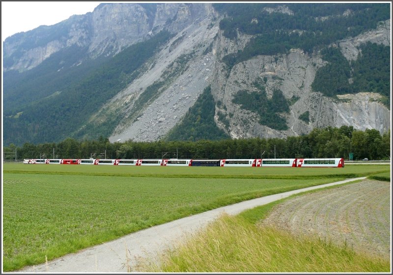 Glacier Express 906 und 908 auf der Fahrt von Chur nach St.Moritz nahe Felsberg. (14.06.2008)