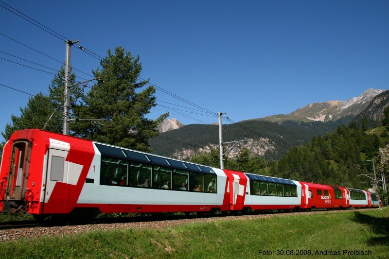 Glacier-Express 909 gezogen von Ge 4/4 III 646  Sta. Maria Val Mstair  unterhalb der Ruine Greifenstein kurz vor Filisur am 30.08.2008.